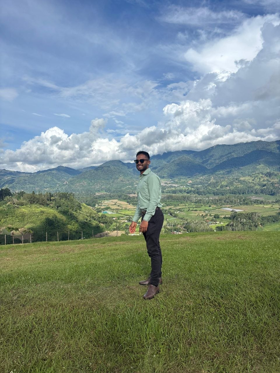 Rubén Prieto en paisaje montañoso de Costa Rica